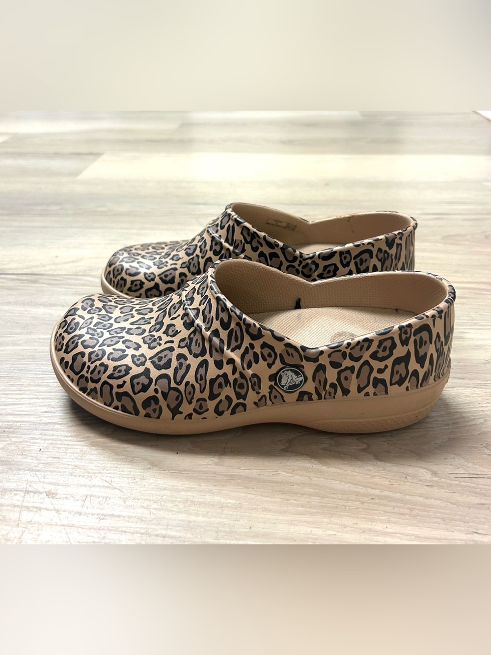 Crocs Neria Pro Work Clogs Leopard Animal Print Women Sz 7 Slip Resistant Casual - Picture 5 of 14